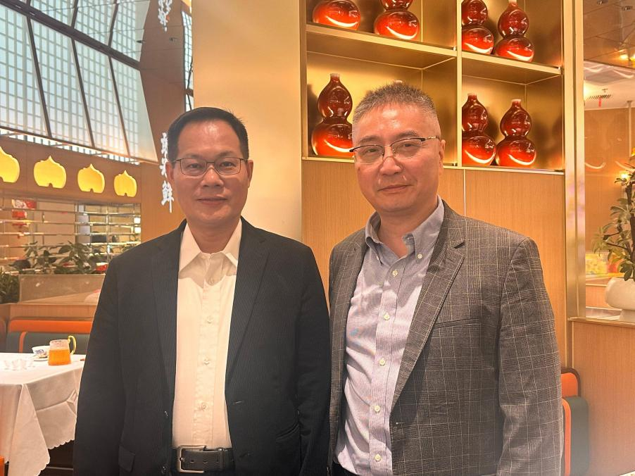 院长合影.png 院长合影.png